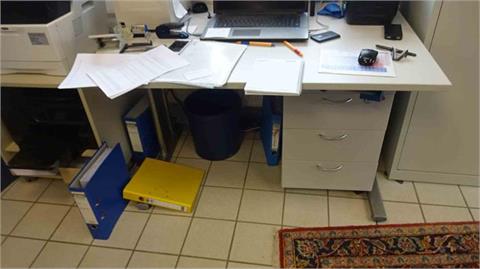 1 Schreitisch + Bürocontainer