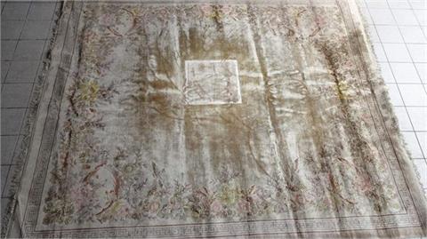 1 Teppich, Maße: 250 x 295 cm (Druckstellen und Gebrauchsspuren)