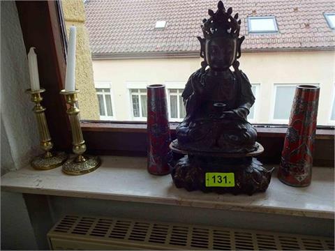 1 Statuette Buddha + 2 Vasen auf Fensterbank