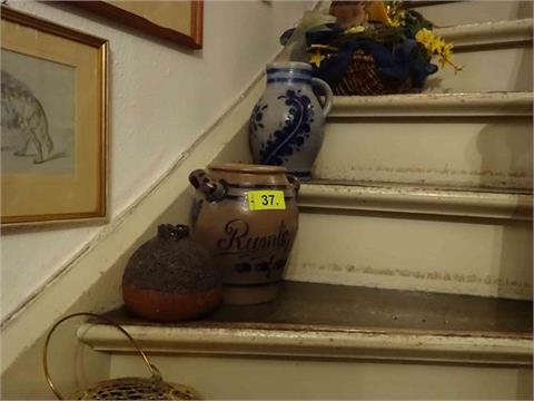 1 Sort. Varia auf Treppenaufgang (Rumtopf, Weinkrug, Wasserflaschen, Vasen, etc.)