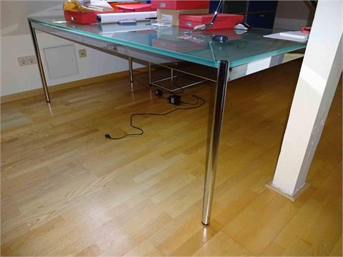 1 Schreibtisch, silber mit Glasplatte, ca. 2,10 x 1m