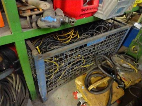 1 Gitterbox mit defekten Kabeln