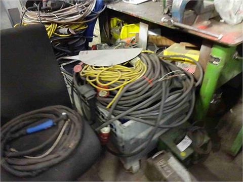 1 Sort. Kabel defekt + Werkzeuge defekt auf Werkbank, Bürodrehstuhl u. Gitterbox
