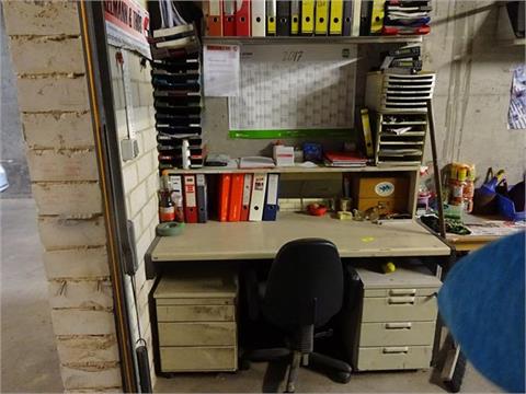 1 Schreibtisch mit 2 Schreibtischcontainern u. Bürodrehstuhl