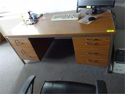 1 Schreibtisch, ältere Bauart