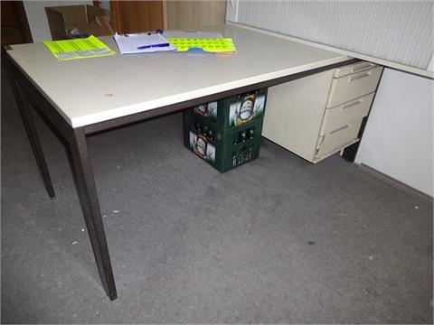 1 Schreibtisch, beschädigt