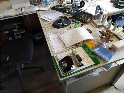 1 Arbeitstisch mit Schreibtischcontainer