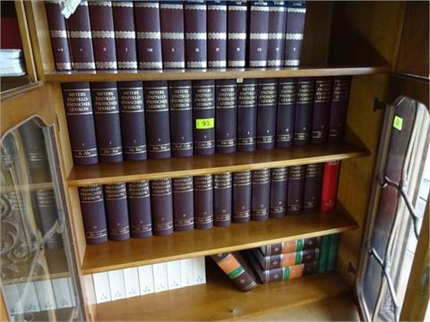 1 Inhalt Wohnzimmerschrank: Meyersche Enzyklopädie Lexikon, 25 Bände, Goldschnitt + div. Bücher