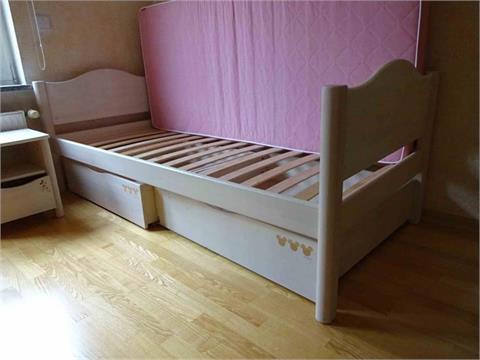 1 Kinderbett + Nachttisch