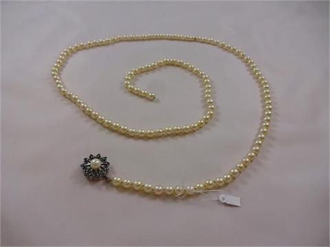 1 Zuchtperlenkette, 6,8 mm Durchm. 95 cm mit Perlenschließe, WG 585,